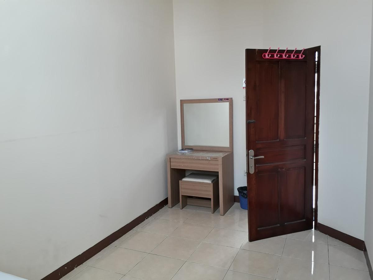 Imam Bonjol Hostel Semarang Room photo